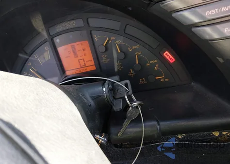 1991 Chevrolet Corvette из США, поврежденный, VIN 1G1YY3382M5112833